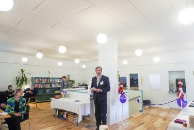 Formand for Kirkens Korshærs Hovedbestyrelse, Ian Ørtenblad, holder tale til indvielsen af en ny varmestue i Nykøbing Falster