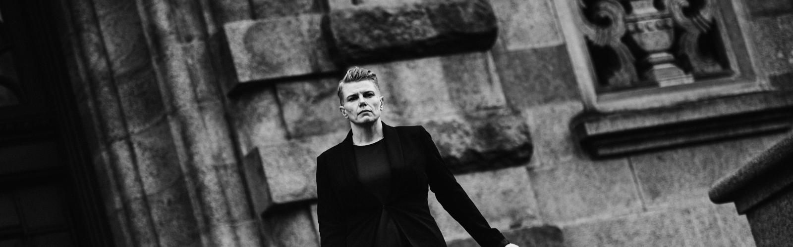 Jeanette Bauer, chef for Kirkens Korshær, på vej ned ad trappen på Christiansborg