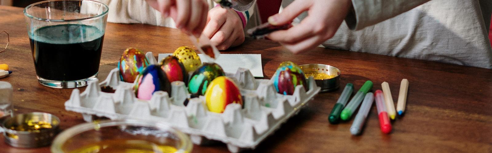 I Aalbor har familiearbejdet blandt andet pustet og malet æg med både børn og unge i anledning af påsken.