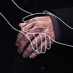 Mande hånd der holder en grafisk tegnet hånd i hånden