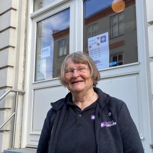 Den pensionerede sygeplejerske Birgitte Lauritzen arbejder som frivillig i Kirkens Korshærs varmestue i Nykøbing Falster.
